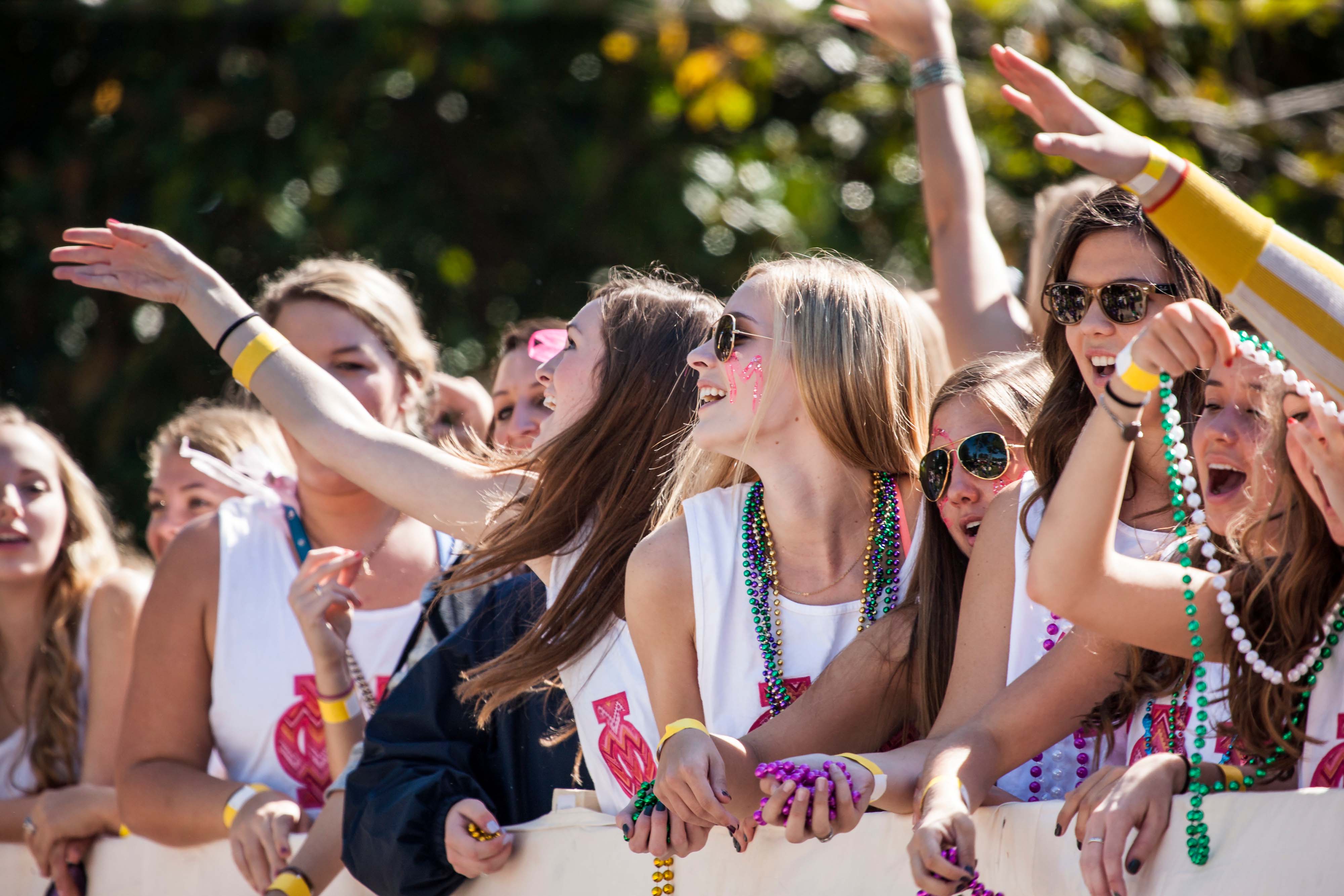 phi mu members at homecoming parade