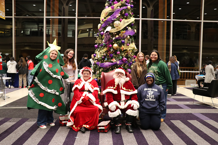 students with Santa and Mrs. Claus
